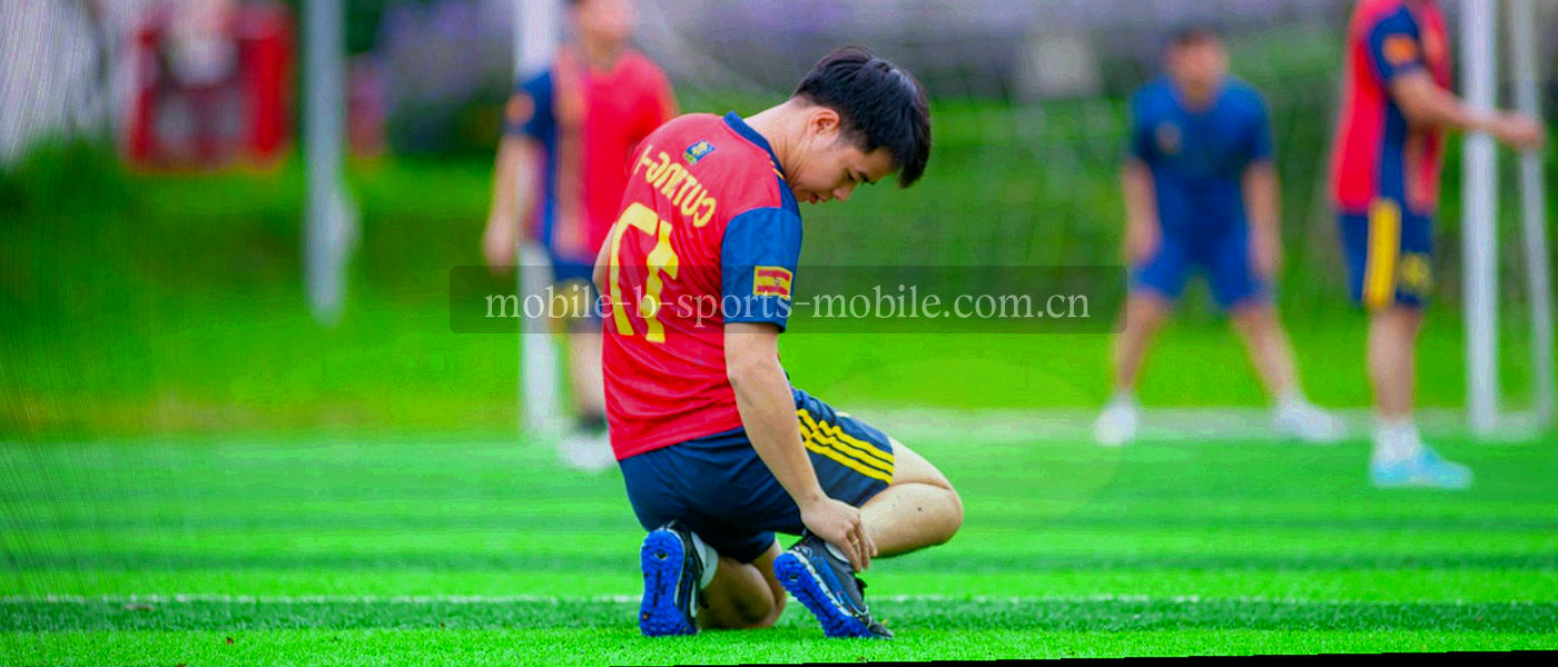 深绿与青色渐变的抽象数据流纹理，细密线条在暗色球场上交错汇聚